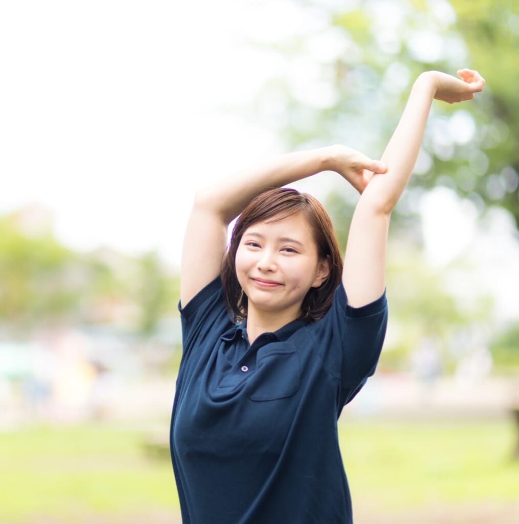 伸びする女性